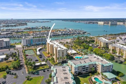 Condo in Madeira Beach, Florida, 2 bedrooms № 2204735 - photo 5