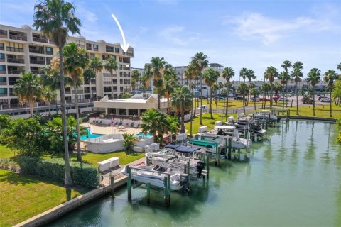 Condo in Madeira Beach, Florida, 2 bedrooms № 2204735 - photo 3