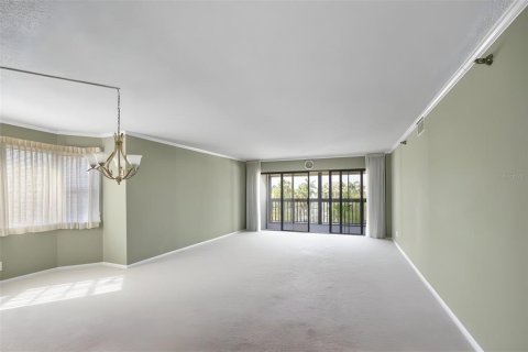Condo in Madeira Beach, Florida, 2 bedrooms № 2204735 - photo 10