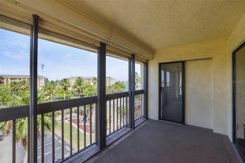 Condo in Madeira Beach, Florida, 2 bedrooms № 2204735 - photo 19