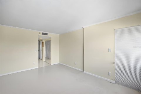 Condo in Madeira Beach, Florida, 2 bedrooms № 2204735 - photo 30