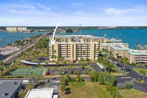 Condo in Madeira Beach, Florida, 2 bedrooms № 2204735 - photo 4