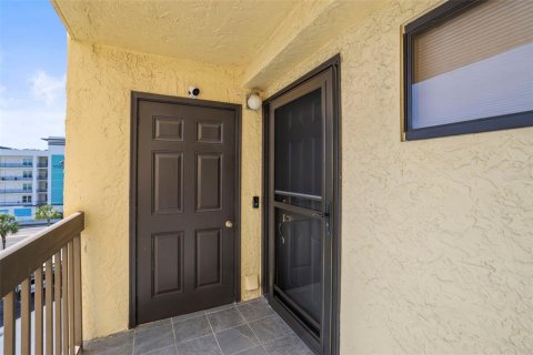 Condo in Madeira Beach, Florida, 2 bedrooms № 2204735 - photo 6
