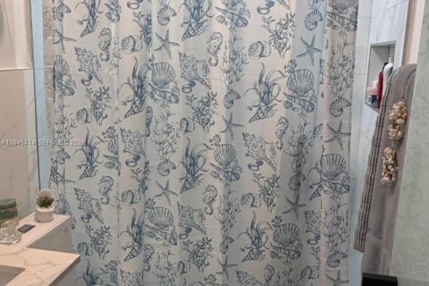 Casa en venta en Hialeah, Florida, 3 dormitorios, 119.1 m2 № 2001695 - foto 6