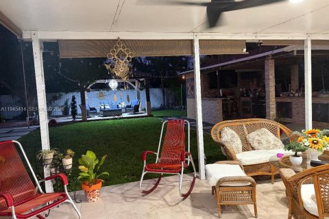 Casa en venta en Hialeah, Florida, 3 dormitorios, 119.1 m2 № 2001695 - foto 7