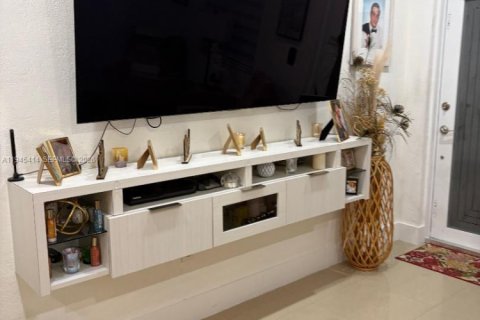 Casa en venta en Hialeah, Florida, 3 dormitorios, 119.1 m2 № 2001695 - foto 3