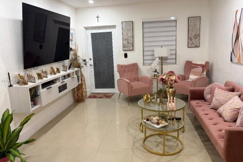 Casa en venta en Hialeah, Florida, 3 dormitorios, 119.1 m2 № 2001695 - foto 2