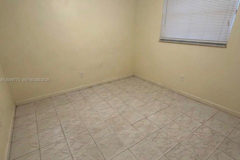 Villa ou maison à vendre à Hialeah, Floride: 4 chambres, 129.32 m2 № 2241618 - photo 17