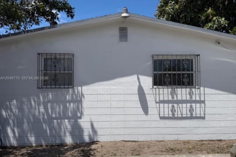 Villa ou maison à vendre à Hialeah, Floride: 4 chambres, 129.32 m2 № 2241618 - photo 7