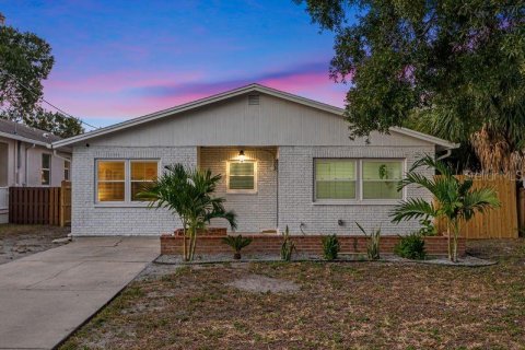 House in Tampa, Florida 3 bedrooms, 128.86 sq.m. № 2157136 - photo 2