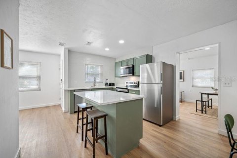 House in Tampa, Florida 3 bedrooms, 128.86 sq.m. № 2157136 - photo 6