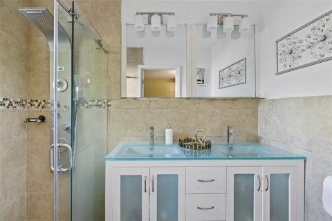 Villa ou maison à vendre à Lauderhill, Floride: 3 chambres, 147.25 m2 № 1938779 - photo 17