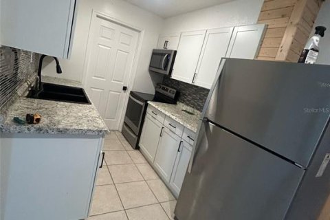House in Fruitland Park, Florida 3 bedrooms, 117.34 sq.m. № 2218476 - photo 2