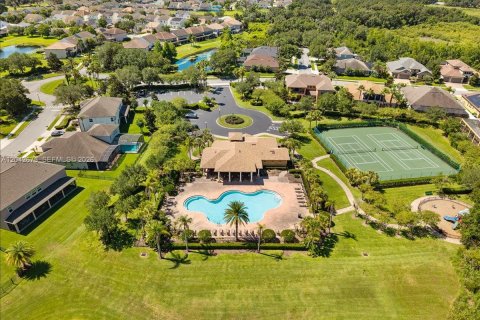 House in Winter Garden, Florida 5 bedrooms, 293.94 sq.m. № 2259988 - photo 13