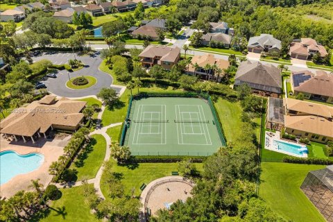 House in Winter Garden, Florida 5 bedrooms, 293.94 sq.m. № 2259988 - photo 11