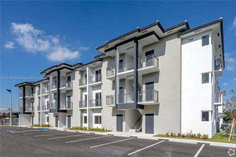 Appartement à louer à Hialeah, Floride: 2 chambres, 74.51 m2 № 1980160 - photo 1