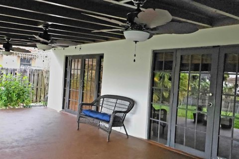 Casa en venta en Hialeah, Florida, 3 dormitorios, 156.63 m2 № 2040130 - foto 8