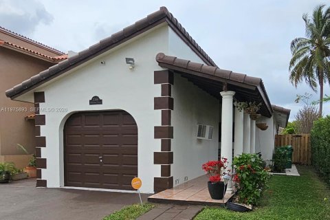 Casa en venta en Hialeah, Florida, 3 dormitorios, 156.63 m2 № 2040130 - foto 3
