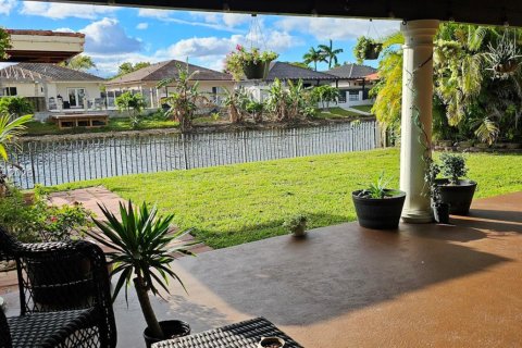 Casa en venta en Hialeah, Florida, 3 dormitorios, 156.63 m2 № 2040130 - foto 7