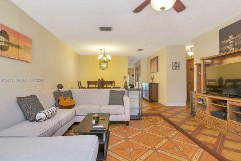 Casa en venta en Hialeah, Florida, 3 dormitorios, 156.63 m2 № 2040130 - foto 4