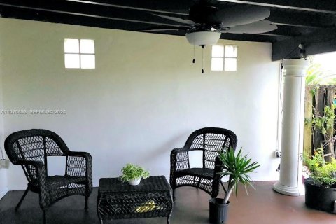 Casa en venta en Hialeah, Florida, 3 dormitorios, 156.63 m2 № 2040130 - foto 9