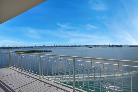 Condominio en Miami, Florida, 2 dormitorios  № 2077340