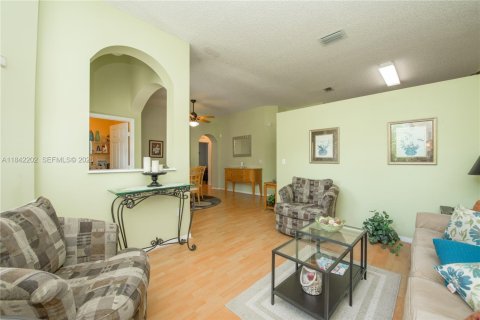 Villa ou maison à vendre à Homestead, Floride: 3 chambres, 141.12 m2 № 2077700 - photo 3