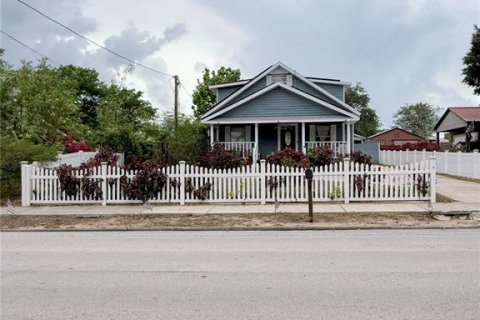 House in Frostproof, Florida 3 bedrooms, 160.91 sq.m. № 1760003 - photo 2