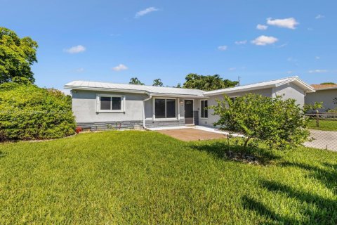 House in Pompano Beach, Florida 4 bedrooms, 149.94 sq.m. № 2052834