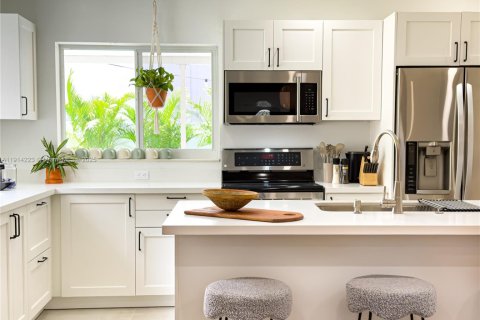 House in Pompano Beach, Florida 4 bedrooms, 149.94 sq.m. № 2052834 - photo 11