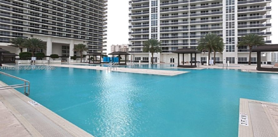 Condo à Hallandale Beach, Floride, 2 chambres  № 2045425
