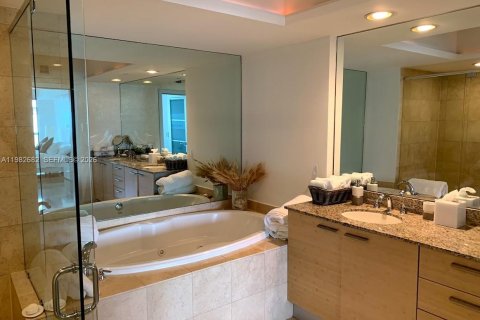 Copropriété à vendre à Hallandale Beach, Floride: 2 chambres, 135.45 m2 № 2045425 - photo 24