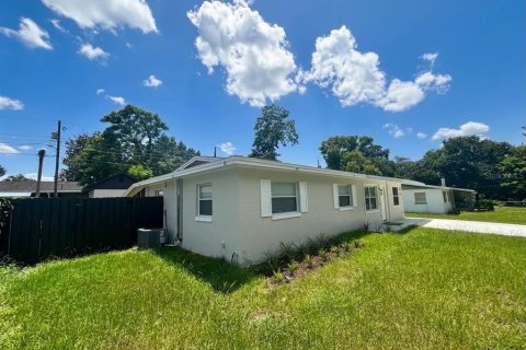House in Apopka, Florida 5 bedrooms, 119.29 sq.m. № 2312472 - photo 2