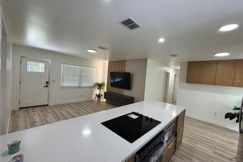 House in Apopka, Florida 5 bedrooms, 119.29 sq.m. № 2312472 - photo 14