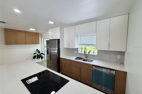 House in Apopka, Florida 5 bedrooms, 119.29 sq.m. № 2312472 - photo 13