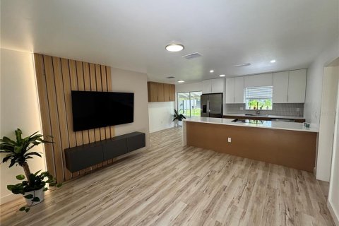 House in Apopka, Florida 5 bedrooms, 119.29 sq.m. № 2312472 - photo 10