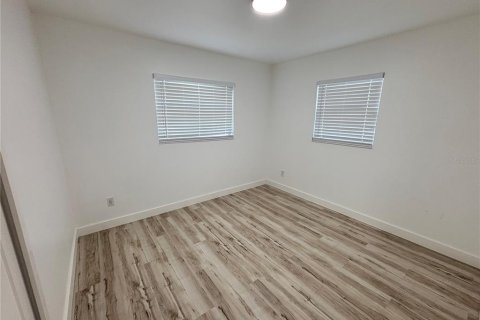 House in Apopka, Florida 5 bedrooms, 119.29 sq.m. № 2312472 - photo 19
