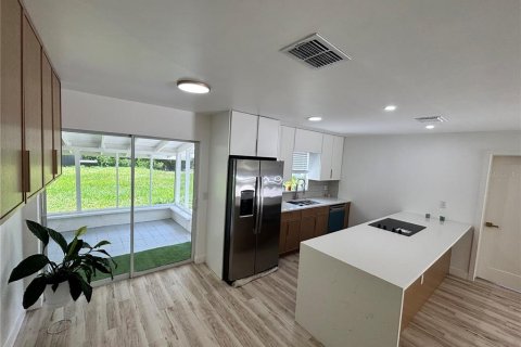 House in Apopka, Florida 5 bedrooms, 119.29 sq.m. № 2312472 - photo 12