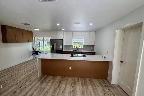 House in Apopka, Florida 5 bedrooms, 119.29 sq.m. № 2312472 - photo 9