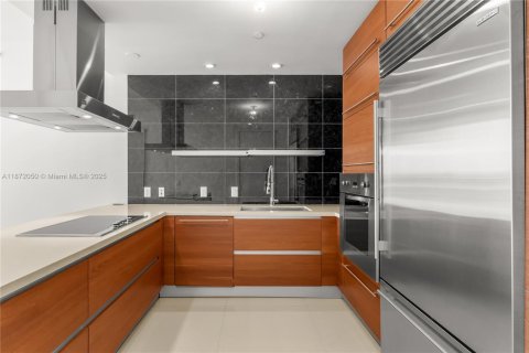 Condo in Miami, Florida, 2 bedrooms  № 1929424 - photo 16