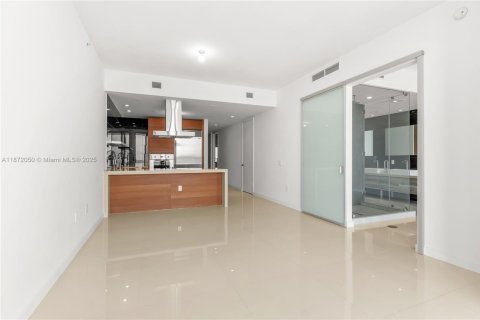 Condo in Miami, Florida, 2 bedrooms  № 1929424 - photo 11