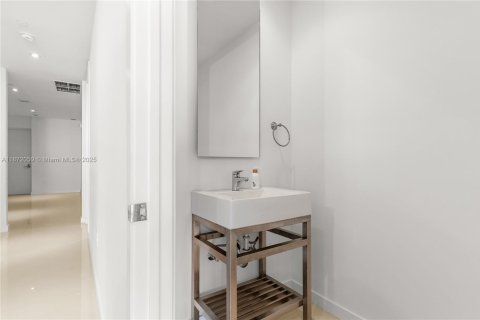Condo in Miami, Florida, 2 bedrooms  № 1929424 - photo 28