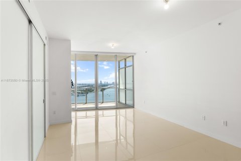 Condo in Miami, Florida, 2 bedrooms  № 1929424 - photo 15