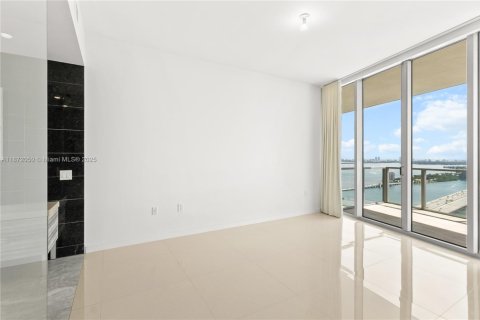 Condo in Miami, Florida, 2 bedrooms  № 1929424 - photo 17