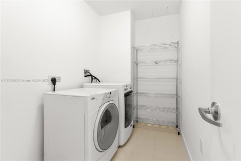 Condo in Miami, Florida, 2 bedrooms  № 1929424 - photo 27