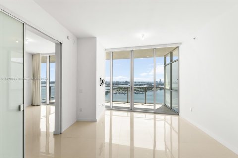 Condo in Miami, Florida, 2 bedrooms  № 1929424 - photo 12