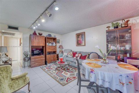 Condominio en venta en Pembroke Pines, Florida, 2 dormitorios, 88.63 m2 № 1710807 - foto 7
