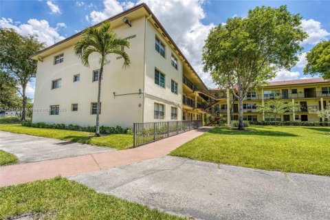 Condominio en venta en Pembroke Pines, Florida, 2 dormitorios, 88.63 m2 № 1710807 - foto 10