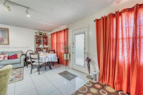 Condominio en venta en Pembroke Pines, Florida, 2 dormitorios, 88.63 m2 № 1710807 - foto 1