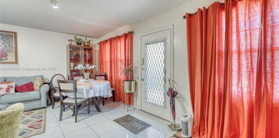 Condominio en Pembroke Pines, Florida, 2 dormitorios  № 1710807